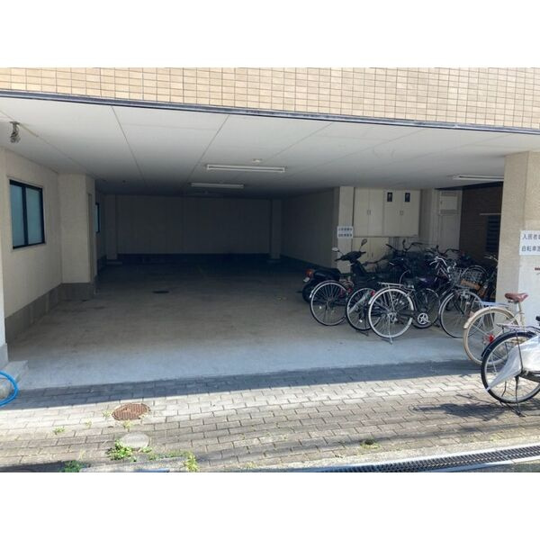 サンライズハイツ2号館の駐車場