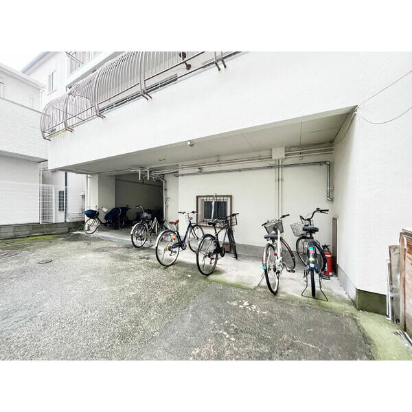 大島紬ビルの駐車場