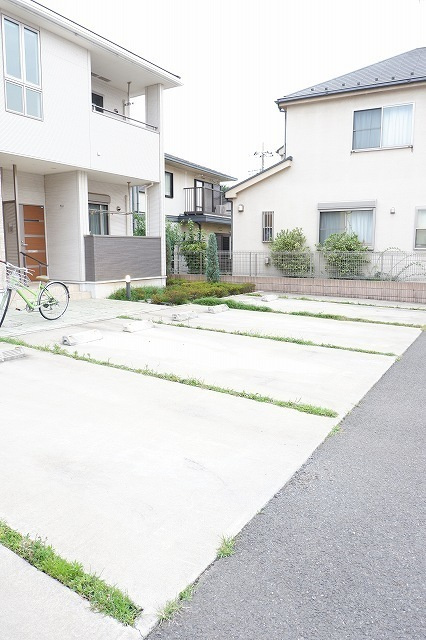 サンルミエールCの駐車場