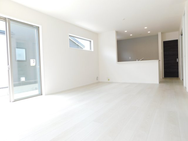 稲沢市祖父江町祖父江北川原の新築一戸建の居間・リビング|◇リビング◇　　南面で広くて明るいリビング１８．２帖　リビングが見渡せる対面キッチン♪