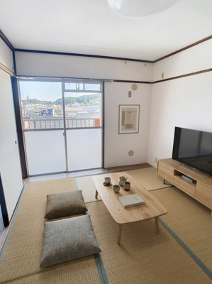 【居間・リビング】 | 石巻ハイデンス | 本画像はAIにて加工した画像になります。実際には家具の配置はありません。