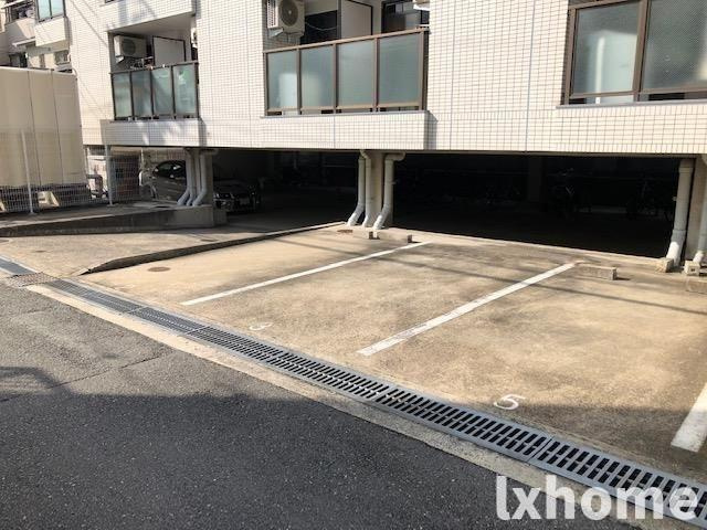 ホワイティ18の駐車場|カースペースがあります