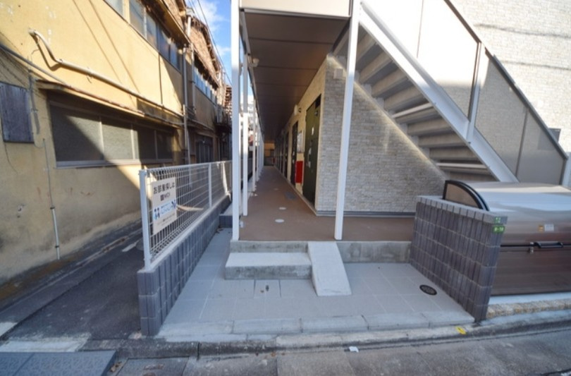 足立区新田２丁目のアパートのエントランス
