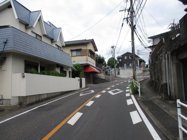企救丘五丁目11番13号（B-8）の前面道路含む現地写真