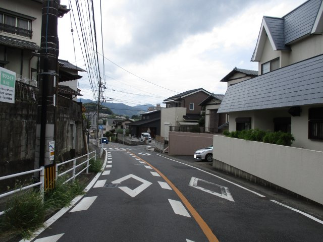 企救丘五丁目11番13号（B-8）の前面道路含む現地写真