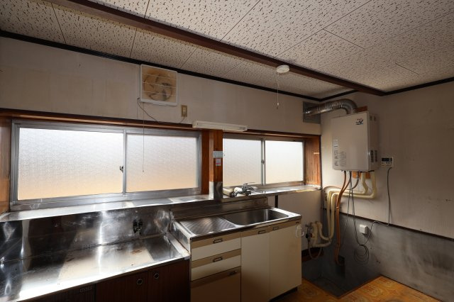 本町３丁目　土地建物のキッチン|きれいなキッチンです