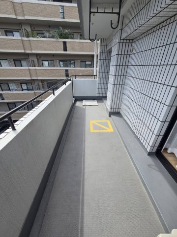 ヒューマインド博多駅東ネクスタイルのバルコニー|コンパクトでお手入れしやすいバルコニー。日々のお洗濯にも便利です！陽当たり、通風ともによく洗濯物がよく乾きそうです☆