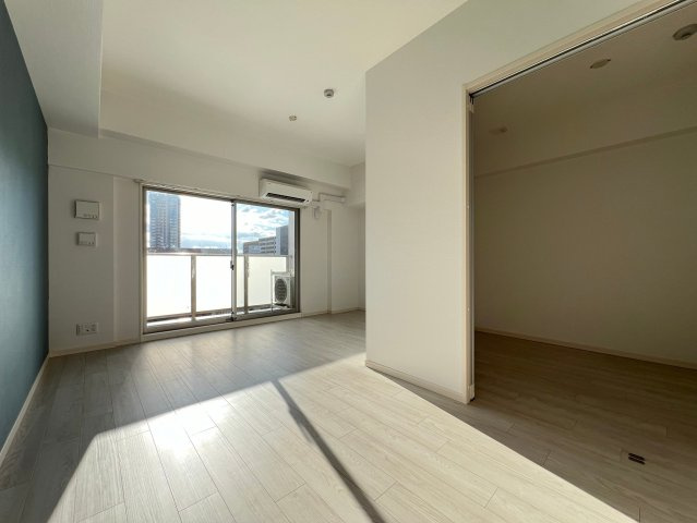 Alivis北梅田の居間・リビング