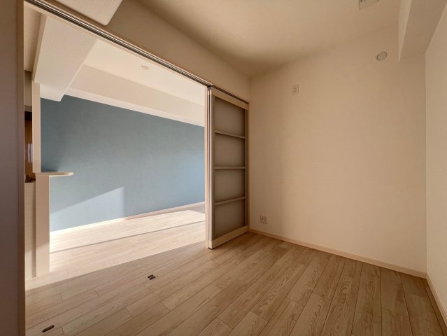 Alivis北梅田の洋室