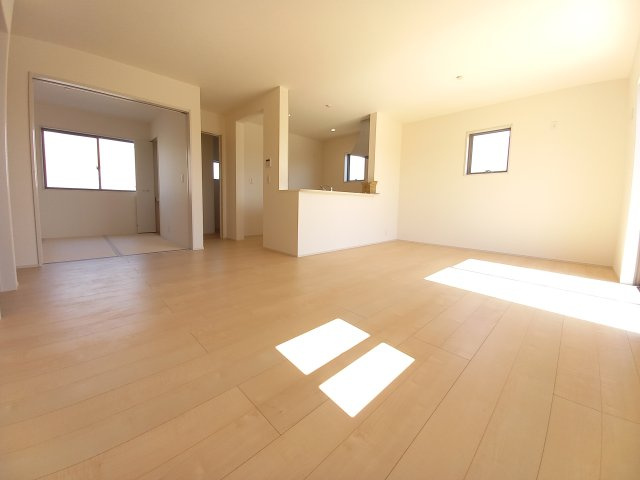【いわき市泉滝尻2丁目1期　2号棟】　新築戸建　　泉駅まで徒歩16分☆の居間・リビング|同施工◆リビングの写真です◆木の温もりがやさしいフローリングは安らぎをもたらすプライベート空間♪大きな窓のあるリビングは、陽光あふれる明るく居心地も良くご家族皆がゆったり寛げる憩いの空間となりそうです