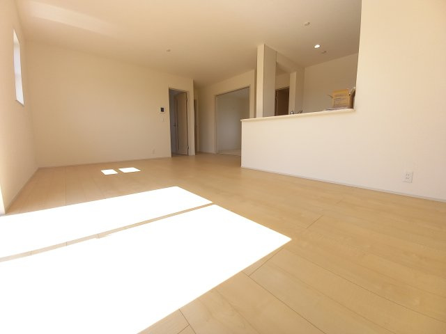 【いわき市泉滝尻2丁目1期　2号棟】　新築戸建　　泉駅まで徒歩16分☆の居間・リビング|同施工◆キッチンの写真です◆　使い勝手の良いシステムキッチン！
家族の笑顔を見ながらするお料理は対面キッチンの特権ですね！
お料理しやすいキッチンです♪