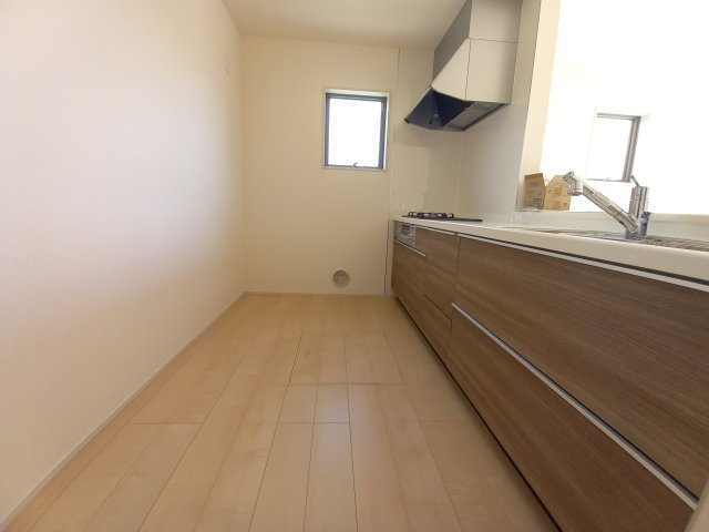 【いわき市泉滝尻2丁目1期　2号棟】　新築戸建　　泉駅まで徒歩16分☆のキッチン|同施工◆リビングの写真です◆　休日はリビングで、ゆっくりとテレビ鑑賞など…楽しみが増えますね。　家族のコミュニケーションがより一層深まります。

