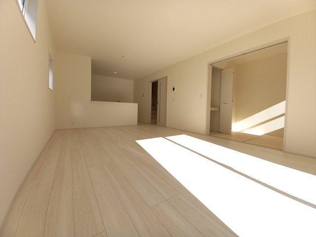 【いわき市泉滝尻2丁目1期　3号棟】　新築戸建　　泉駅まで徒歩16分☆の居間・リビング|同施工◆リビングの写真です◆木の温もりがやさしいフローリングは安らぎをもたらすプライベート空間♪大きな窓のあるリビングは、陽光あふれる明るく居心地も良くご家族皆がゆったり寛げる憩いの空間となりそうです