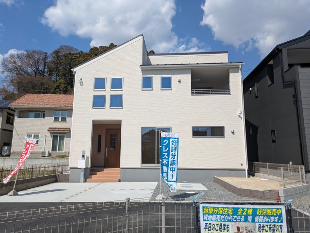 【いわき市泉滝尻2丁目1期　1号棟】　新築戸建　　泉駅まで徒歩16分☆の前面道路含む現地写真|同施工◆外観の写真です◆　
＼楽しみが広がる憧れのマイホーム (^^♪／
子供部屋や主寝室などお部屋の使い分けができ、ファミリー層が暮らしやすい4LDKです！

