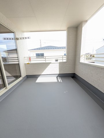 いわき市泉町滝尻第2　7号棟　＼デザイナーズ新築一戸建てが誕生／のバルコニー|◆バルコニーの写真です◆バルコニーには二部屋から出入りできます♪たくさん干せてよく乾き、いつもふかふかの洗濯物！心地よい日差しやさわやかな風を感じることができます。

