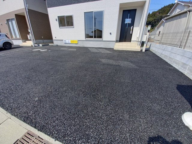 【小名浜第10／全5棟・4号棟】　休日はずっといたくなる家♪♪の駐車場|同施工　◆カースペースの写真です◆
陽当りの良い駐車場は週末の洗車も快適です♪お車の他にも、自転車をとめられそうなスペースもございます。
