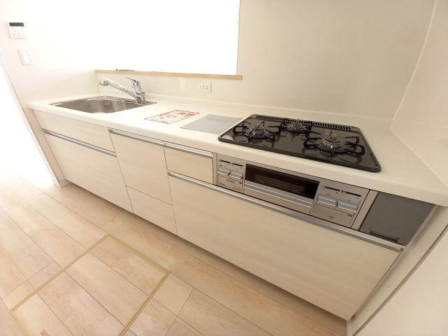 【小名浜第10／全5棟・4号棟】　休日はずっといたくなる家♪♪のキッチン|同施工■□■キッチンの写真です■□■　システムキッチンは見た目スッキリなのに収納力たっぷりです♪さらに床下収納もありますので、物が多くなりがちなキッチンもスッキリとしていられそうです。