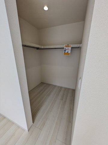 【久之浜町第4／1号棟】　お買い物に便利な立地♪　おしゃれさん必見♪デザイナーズ新築建売住宅！　の洋室|同施工　きれいな洋室です