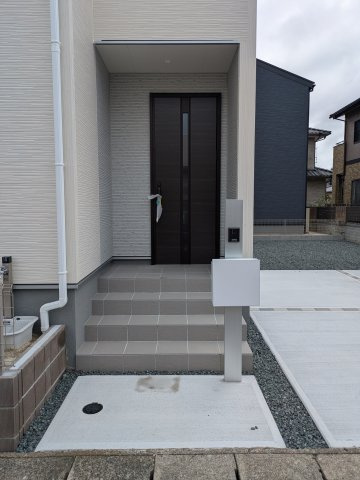 【久之浜町第4／1号棟】　お買い物に便利な立地♪　おしゃれさん必見♪デザイナーズ新築建売住宅！　のキッチン|同施工　目の前にリビングが広がる対面キッチンを採用、キッチンからリビング全体を見渡せる子育て中のご家族にも嬉しい造りです！