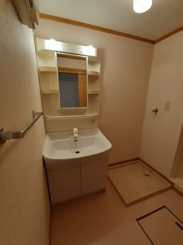 メゾン永吉Ｂ　　刈谷市近郊の賃貸はクラスホーム刈谷店の洗面所|明るい洗面所です