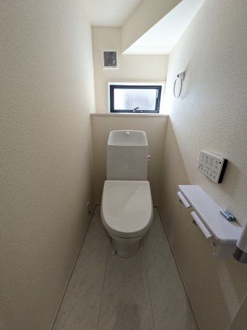 【勿来町窪田町通1丁目第1／1号棟】 新築一戸建て　ファミリークローク付き♪♪のトイレ|同施工◆トイレの写真です◆一階、二階にそれぞれトイレがございますので、ご家族の多い方でも安心ですね♪

