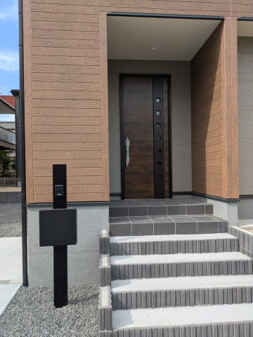 【勿来町窪田町通1丁目第1／1号棟】 新築一戸建て　ファミリークローク付き♪♪の玄関|同施工　休日は家族みんなで夢のマイホーム探しに出かけてみませんか！（＾＾）♪
お問い合わせは不動産プラスまで☆


