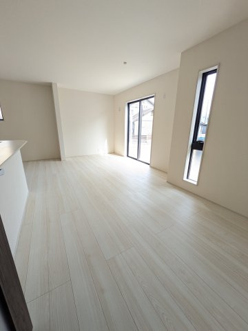【勿来町窪田町通1丁目第1／1号棟】 新築一戸建て　ファミリークローク付き♪♪の居間・リビング|同施工◆リビングの写真です◆大きな窓のあるリビングは、陽光あふれる明るく居心地も良くご家族皆がゆったり寛げる憩いの空間となりそうです