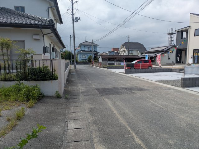 【勿来町窪田町通1丁目第1／1号棟】 新築一戸建て　ファミリークローク付き♪♪の前面道路含む現地写真|◆外観の写真です◆　
子供部屋や主寝室などお部屋の使い分けができ、ファミリー層が暮らしやすい4LDKです！


