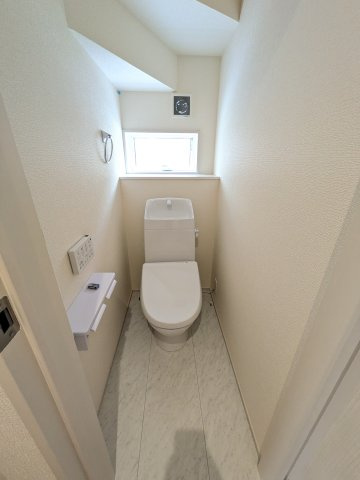【いわき市中岡町1丁目1期／1号棟】　マルト中岡店まで徒歩9分のトイレ|◆トイレの写真です◆
便器にフチがないので汚れが隠れて見えない部分がありません。 お手入れがとってもラクラクです♪　一階、二階にそれぞれトイレがございますので、ご家族の多い方でも安心ですね♪

