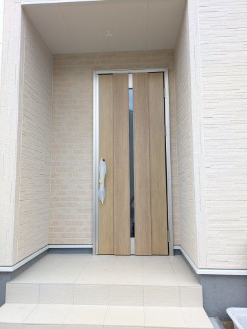 【いわき市中岡町1丁目1期／1号棟】　マルト中岡店まで徒歩9分の玄関|◆玄関の写真です◆
玄関の写真です。断熱玄関ドアなので、冷気や暖気の侵入や流出を抑えてくれます。
お洒落で明るい玄関は、お客様にも喜ばれそうです♪♪


