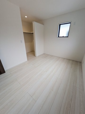 【平下平窪3期／全3棟　3号棟】平第四小・第一中　長期優良住宅の洋室|◆居室の写真です◆　柔らかい陽光が差し込む明るいお部屋を演出☆　使い勝手の良い間取りなので、ご家族の状況の変化にも耐えられますね。


