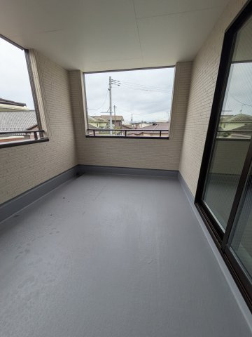 【平下平窪3期／全3棟　3号棟】平第四小・第一中　長期優良住宅のバルコニー|◆バルコニーの写真です◆　
洗濯物から布団まで一度にたくさん干せて便利です♪
眺めのよいバルコニーで、あなただけのリラックスタイムを☆


