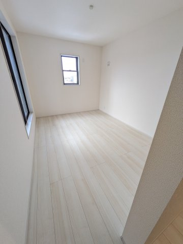 【平下平窪3期／全3棟　3号棟】平第四小・第一中　長期優良住宅の洋室|居室の写真です◆　木の温もりがナチュラルでくつろげる空間ですね♪　子供部屋としても、寝室としても、どんなインテリアにしようか…選ぶ楽しみが増えますね♪

