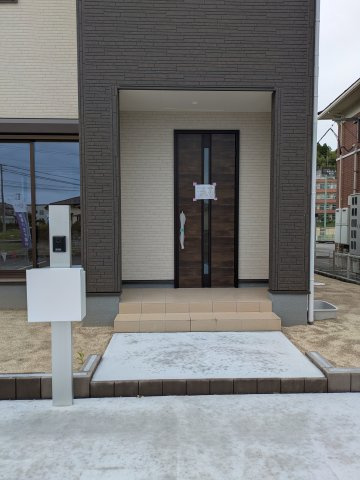 【平下平窪3期／全3棟　3号棟】平第四小・第一中　長期優良住宅の玄関|◆玄関の写真です◆
玄関の写真です。断熱玄関ドアなので、冷気や暖気の侵入や流出を抑えてくれます。
お洒落で明るい玄関は、お客様にも喜ばれそうです♪♪

