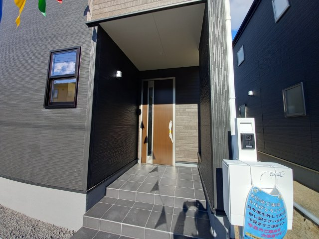 【平下平窪3期／全3棟　3号棟】平第四小・第一中　長期優良住宅の玄関|同施工◆玄関の写真です◆
玄関の写真です。断熱玄関ドアなので、冷気や暖気の侵入や流出を抑えてくれます。
お洒落で明るい玄関は、お客様にも喜ばれそうです♪♪

