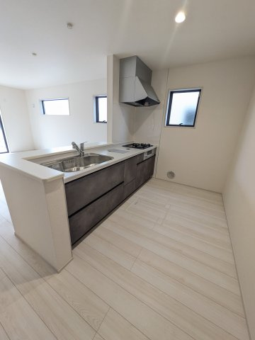 【平下平窪3期／全3棟　3号棟】平第四小・第一中　長期優良住宅のキッチン|◆キッチンの写真です◆　とにかくものが多くなりがちなキッチン空間。システムキッチンは見た目スッキリなのに収納力たっぷりです♪さらに床下収納もあります。

