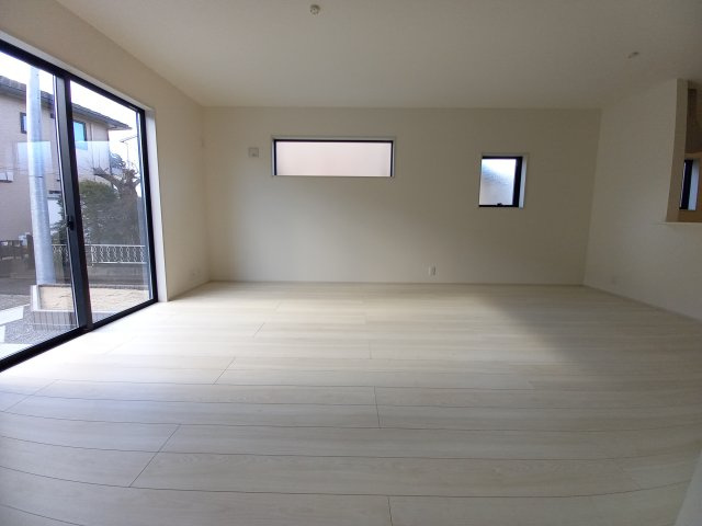 【いわき市錦町江栗1丁目／全5棟／3号棟】　◆必ずもらえる選べるキャンペーン実施中！！の居間・リビング|同施工◆リビングの写真です◆　ホームパーティーも盛り上がりそうなおしゃれなリビング♪　広いリビングで快適に、ゆったりと過ごせますね♪