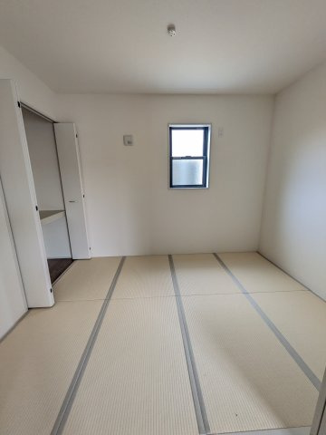 【久之浜町第4／2号棟】　お買い物に便利な立地♪　おしゃれさん必見♪デザイナーズ新築建売住宅！　の独立洗面台|同施工　バタバタしている忙しい朝でも収納が多い洗面台では短い時間で効率良く支度ができます。

