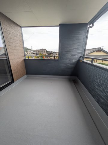 【久之浜町第4／2号棟】　お買い物に便利な立地♪　おしゃれさん必見♪デザイナーズ新築建売住宅！　のキッチン|同施工　目の前にリビングが広がる対面キッチンを採用、キッチンからリビング全体を見渡せる子育て中のご家族にも嬉しい造りです！