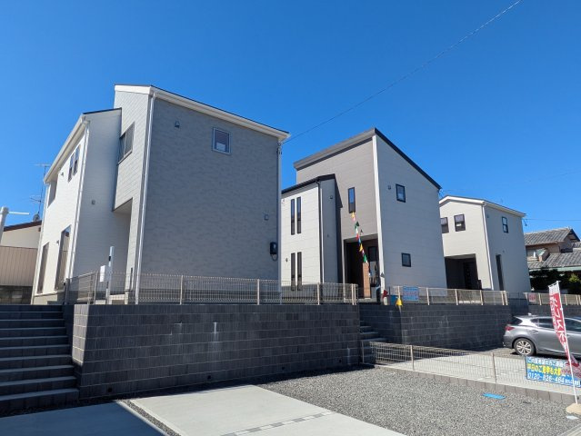 【いわき市郷ケ丘2丁目　第10・1号棟】　＼3LDK＋タタミコーナー＋WIC♪／の前面道路含む現地写真|同施工　◆外観の写真です◆　
お洒落な新築は気分が上がりますね♪　新しい暮らしをお楽しみいただけます！！家に帰宅するのがより一層楽しみになります♪

