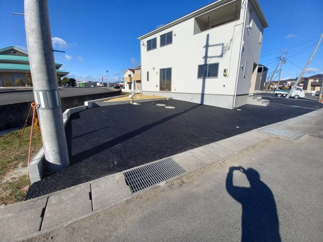 【いわき市好間町上好間第5／全3棟　3号棟】　◆子供が学校に上がる前にマイホームが欲しいあなたへ♪の駐車場|同施工　◆カースペースの写真です◆
陽当りの良い駐車場は週末の洗車も快適です♪お車の他にも、自転車をとめられそうなスペースもございます。
