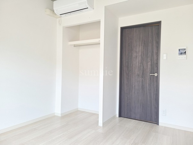 Ｋｅｎｓｉｎｇｔｏｎ　Ｈｏｕｓｅの寝室|６帖のお使いやすい間取の居室です☆