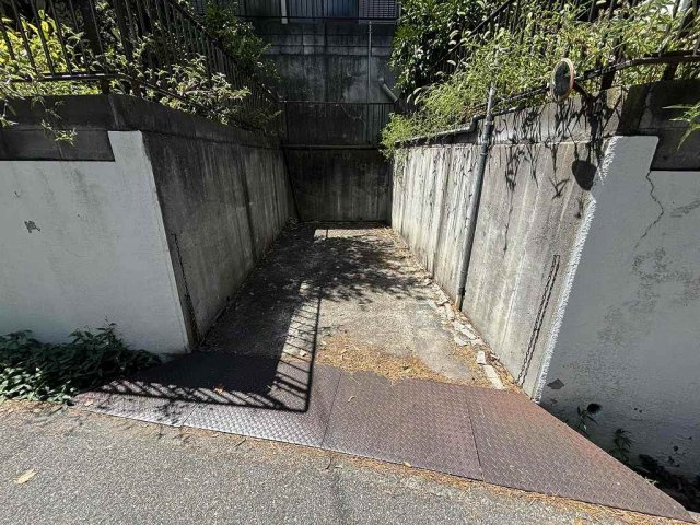 垂水区千鳥が丘2-2-45戸建の駐車場