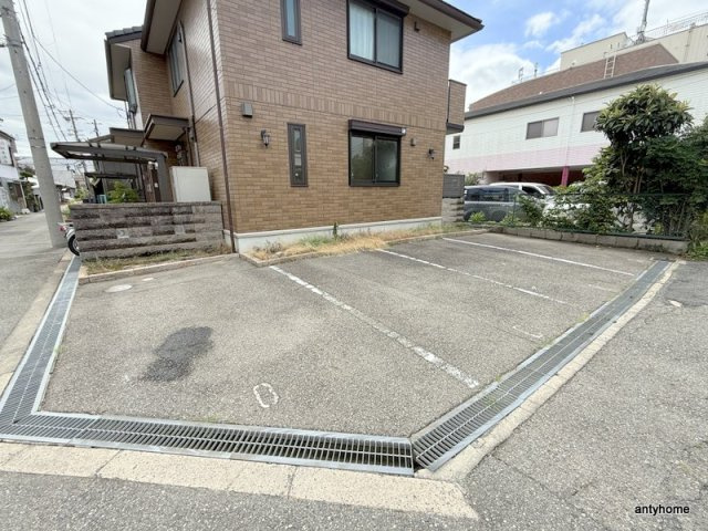 アリエスの駐車場
