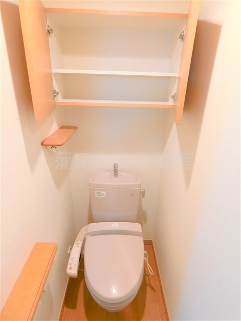 ルーブル大森参番館のトイレ|棚収納と温水洗浄便座付きのトイレ