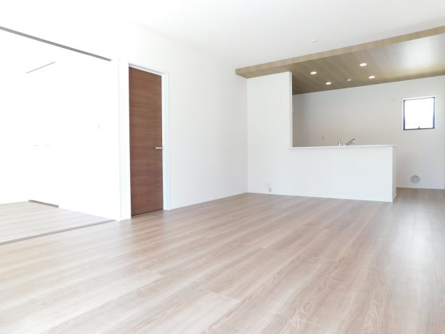 稲沢市祖父江町祖父江北川原の新築一戸建の居間・リビング|◇リビング◇　　南面で明るく広いリビング１８．０帖　キッチン横にパントリー完備！
