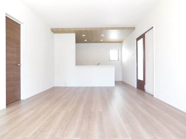 稲沢市祖父江町祖父江北川原の新築一戸建の居間・リビング|◇リビング◇　　南面で明るく広いリビング１８．０帖　リビングが見渡せる対面キッチン♪