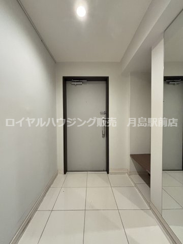 ☆座って靴を履ける折り畳み式の椅子も備えております☆