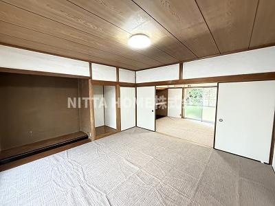 大江町借家の寝室|広々スペースが魅力的です♪