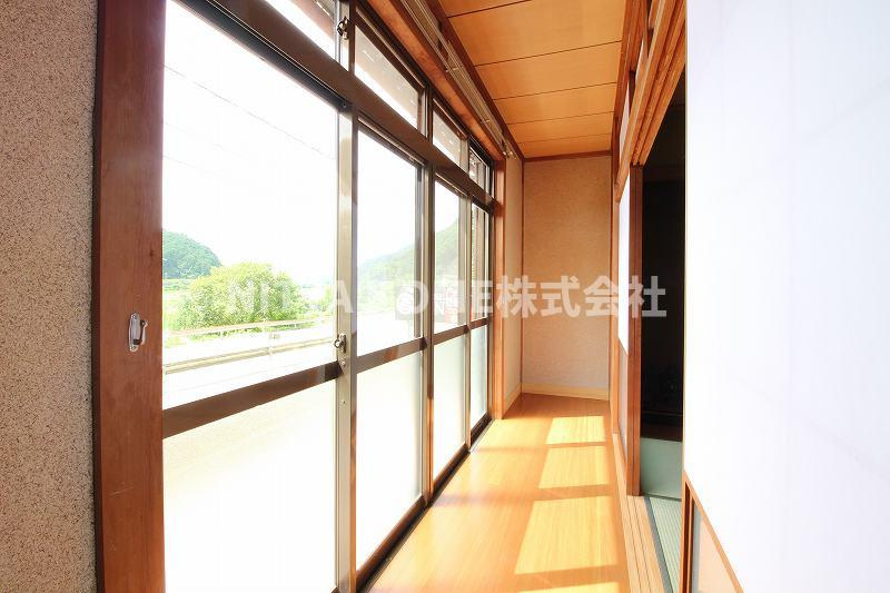 大江町借家のその他|縁側から日差しが差し込みます◇